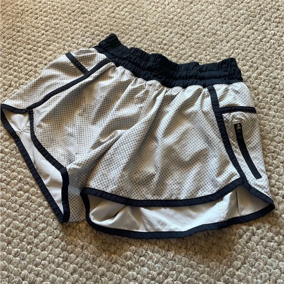 lululemon hotty hot tracker shorts size 4 black and white - Picture 1 of 2